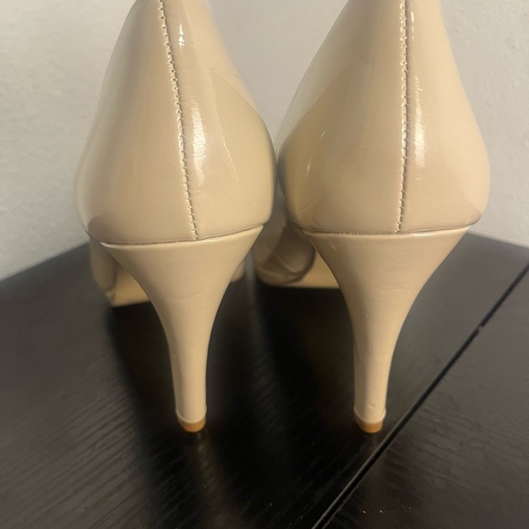Ellen Tracy Cream Heels Classic Stiletto Design - Picture 3 of 10